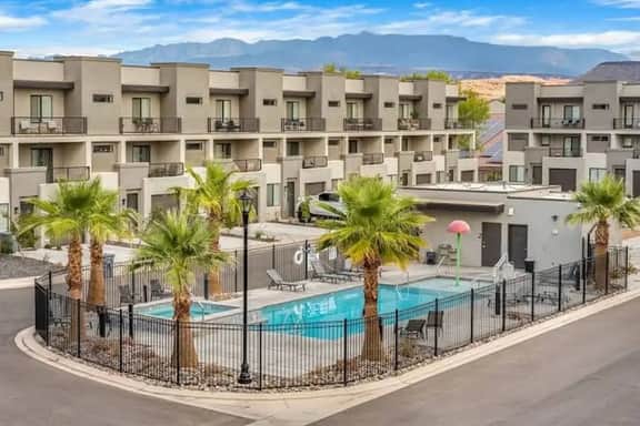 Spacious 5BR Resort Waterpark Access Sleeps 16 - Holiday Home - Image 3