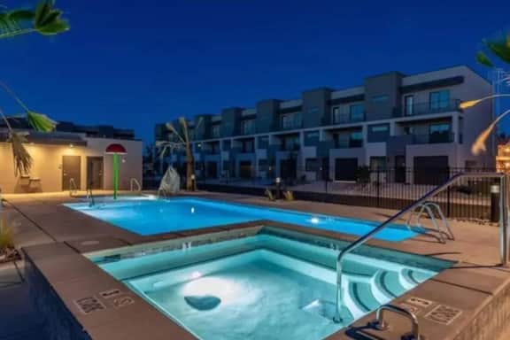 Spacious 5BR Resort Waterpark Access Sleeps 16 - Holiday Home - Image 5