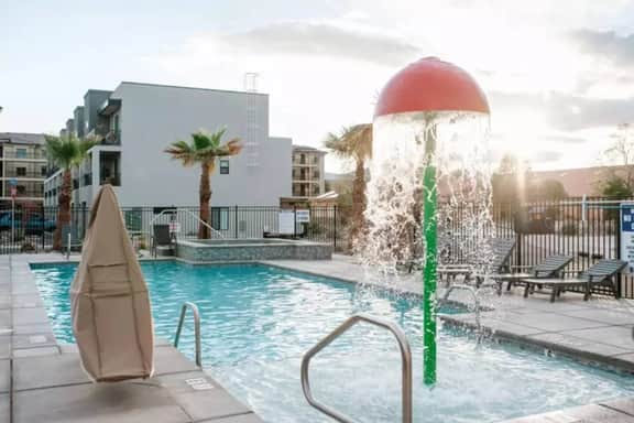 Spacious 5BR Resort Waterpark Access Sleeps 16 - Holiday Home - Image 4